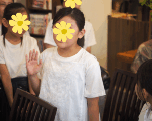 キッズCA体験イベントでブリーフィング風に挨拶する子ども 
