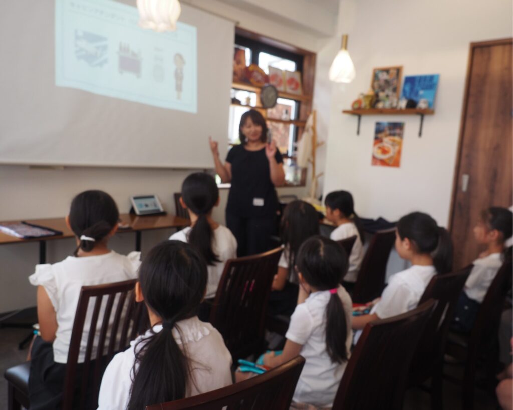 キッズCA体験イベントの講義風景｜客室乗務員の仕事を学ぶ小学生たち