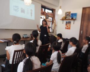 キッズCA体験イベントの講義風景｜客室乗務員の仕事を学ぶ小学生たち