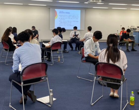 法人研修で参加者がグループワークに取り組む会場全体の様子