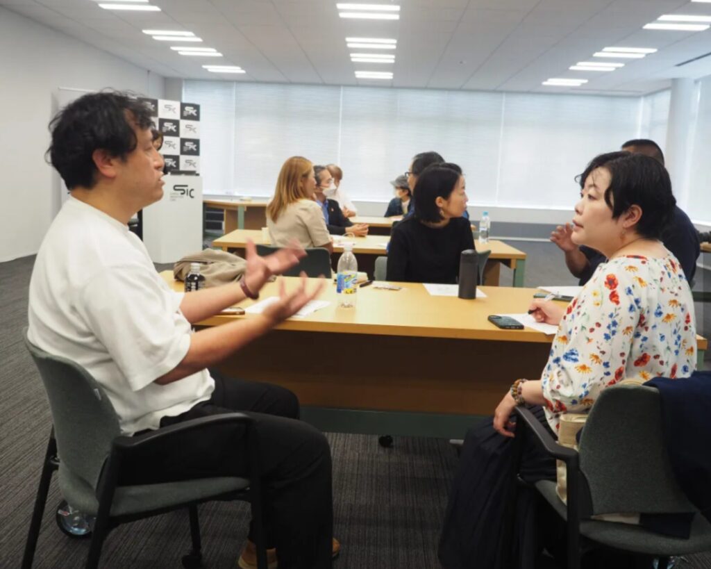 すみだビジネスラボのワークショップで受講者同士が対話する様子